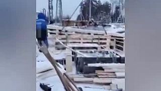 Robotníka zasiahlo rameno žeriavu