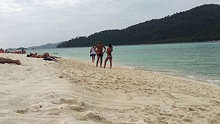 Biela piesková pláž pri klube Zodiac Beach Bar na thajskom ostrove Koh Lipe