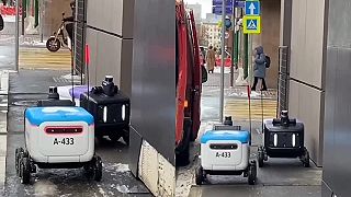 Keď sa v Moskve na chodníku stretnú dva doručovacie roboty spoločnosti Yandex