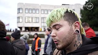 Propagandou naprogramované teliatka na proteste s odkazom: "Dosť bolo Fica"