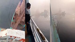 Loď transportujúca tehly narazila do trajektu, v priebehu pár sekúnd sa potopila