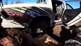 Blízky prelet  FPV kamikadze pri evakuačnom Mitsubishi L200 s UA vojakmi
