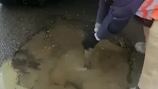 Menšia diera uprostred cesty