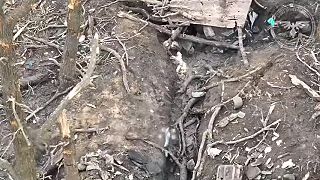 Fpv dron si plní úlohu