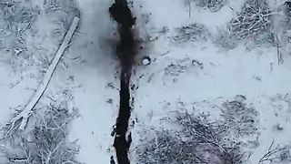 Okupant klučkuje pred dronom