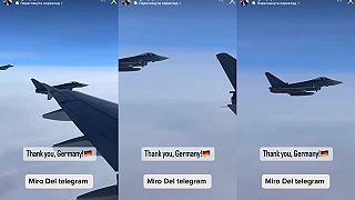Komikove lietadlo na ceste do Francúzska sprevádzajú stíhačky nemeckej Luftwaffe
