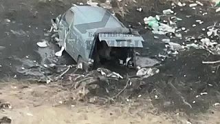 Ukrajinec sa ukryl pred kamikadze dronom v zničenom aute. Dron ho...