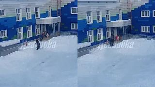 Ruská učiteľka si užíva prácu s deťmi v materskej škole