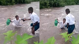 Cestou do školy musia deti preplávať cez rýchlo tečúcu rieku