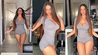 Mladá sexi čaja z Grécka si tancuje v kuchynke