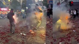 Číňan oslavoval nový rok s pyrotechnikou, okolo krku si ovešal búchacie koberce