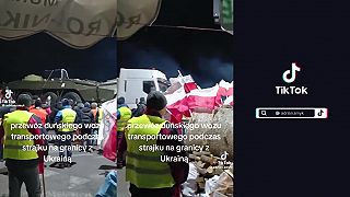 Preprava vojenského vybavenia cez hraničný priechod kde štrajkujú poľnohospodári