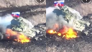 Tank okupantov s pyšne sa týčiacou Ruskou vlajkou