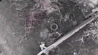 Rusi ukrajincovi pri sraní zhodili na hlavu granát. 18+