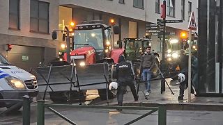 Farmári ničia policajné zátarasy a pokračujú v protestoch v uliciach Bruselu