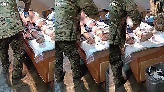 Ruskí lekári ošetrujú ťažko raneného ukrajinského vojaka, ktorý sa vzdal