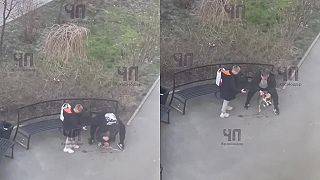 Tatko ukazuje synáčikovi, ako sa starať o mačku