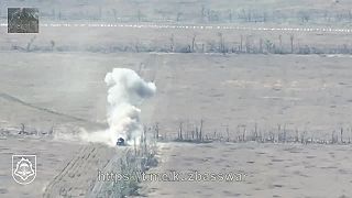 Idúce americké MRAP vozidlo International MaxxPro vs. protitanková strela