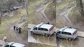 Náckovia odnášajú dobrovolníka do prvej línie (ukrajinská mobilizácia)