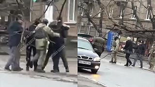 Mobilizácia starého dedka na ukrajine. Dostal kopačku a päsť na oko!