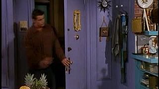 Priatelia S05E07 O tom, ako sa pristahuje Ross
