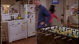 Priatelia S05E15 O dievcati, ktore mlati Joeyho
