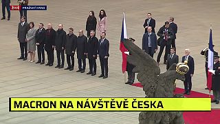 Macron dorazil za Petrom Pavlom na Pražský hrad. DEMISIU! DIKTÁTOR! Kričal dav.