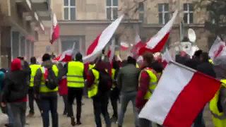 Masívne protesty farmárov vo Varšave skončili násilím, vzduchom lietali kamene.