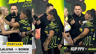 Zaujímavá strkanica krásnych žien