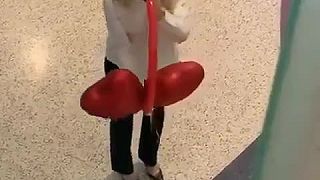 Na Valentína dostala balóny, jeden z nich prehltla!