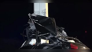 Auto omotané okolo oceľového stĺpa. (Nemecko)