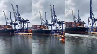 368 metrov dlhá kontajnerová loď spôsobila v tureckom prístave Evyapport chaos