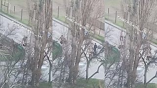 Ukro nácek sa snaží presvedčiť ukrajinca, aby išiel skapať do prvej línie.