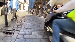 3x okradol turistov pred kamerou! Čo na to polícia