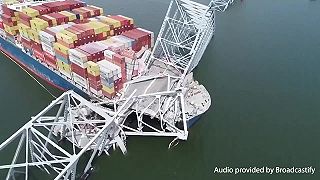 Následky nárazu kontajnerovej lodi do mosta v meste Baltimore