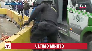 To nebolo vôbec bezpečné zadržanie, žena zobrala policajtovi zbraň! (Čile)