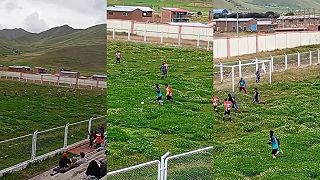Tento futbalový zápas z Peru vás pobaví, klub nemá financie na kosenie ihriska!