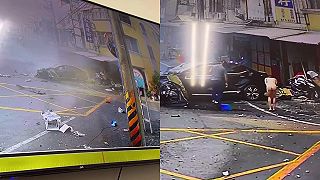 Úplne nahý vodič zdemoloval autom v Taiwane fasádu obchodu