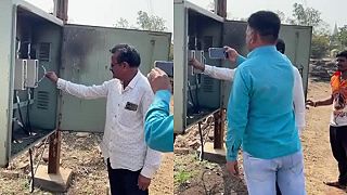 Indický elektrikár vymieňa holými rukami v rozvodovej skrini „poistky“