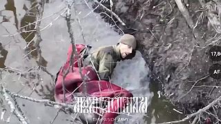 Ruský dron našiel pri rieke spiaceho ukrajinca 18+ (DRSNÉ ZÁBERY)