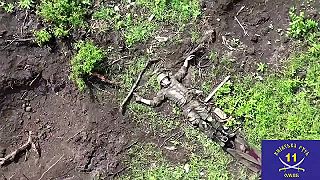 Raneného okupanta niesli do bezpečia