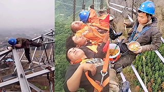 Život čínskych elektrikárov na stožiaroch vysokého napätia