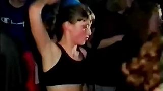 Tanečná párty z 90-tych rokov točená na VHS