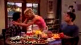Dva a pol chlapa - sexy Josie Davis