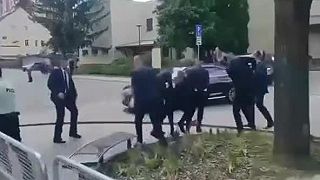 Video ako Róberta Fica odnášajú tesne po streľbe do vozidla