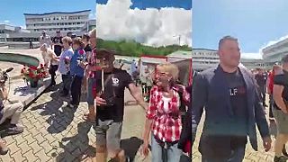 Ludia vyjadruju podporu Ficovi pred nemocnicou