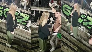Mladá, opitá a sprostá ukázala všetkým svoje prsia