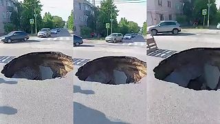 Hlboký „výtlk“ na ceste si vodič nevšimol (Rusko)