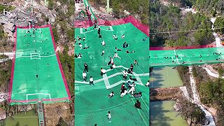 Takýto vzdušný futbal si môžete zahrať asi iba v Číne v meste Yongkang