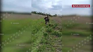 Ruský vojak evakuuje zraneného Ukrajinca